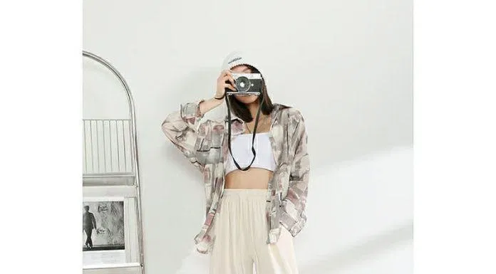 Mix thêm áo sơ mi voan siêu ngầu (Nguồn: Internet) Mix thêm áo sơ mi voan siêu ngầu (Nguồn: Internet)