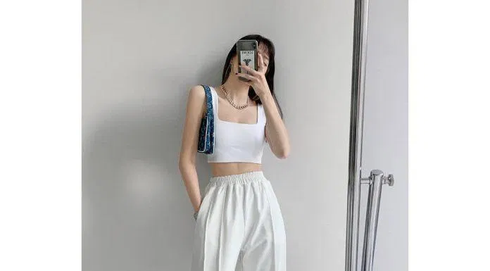 Cả set đồ trắng thanh lịch quyến rũ (Nguồn: Internet) Cả set đồ trắng thanh lịch quyến rũ (Nguồn: Internet)