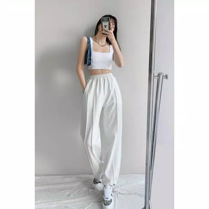 Cả set đồ trắng thanh lịch quyến rũ (Nguồn: Internet) Cả set đồ trắng thanh lịch quyến rũ (Nguồn: Internet)