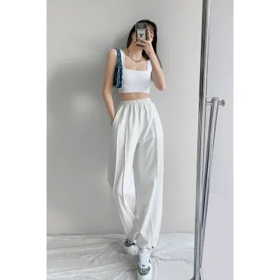 Cả set đồ trắng thanh lịch quyến rũ (Nguồn: Internet) Cả set đồ trắng thanh lịch quyến rũ (Nguồn: Internet)