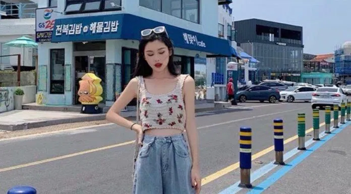 Thử mix cùng áo hai dây họa tiết (Nguồn: Internet) Thử mix cùng áo hai dây họa tiết (Nguồn: Internet)