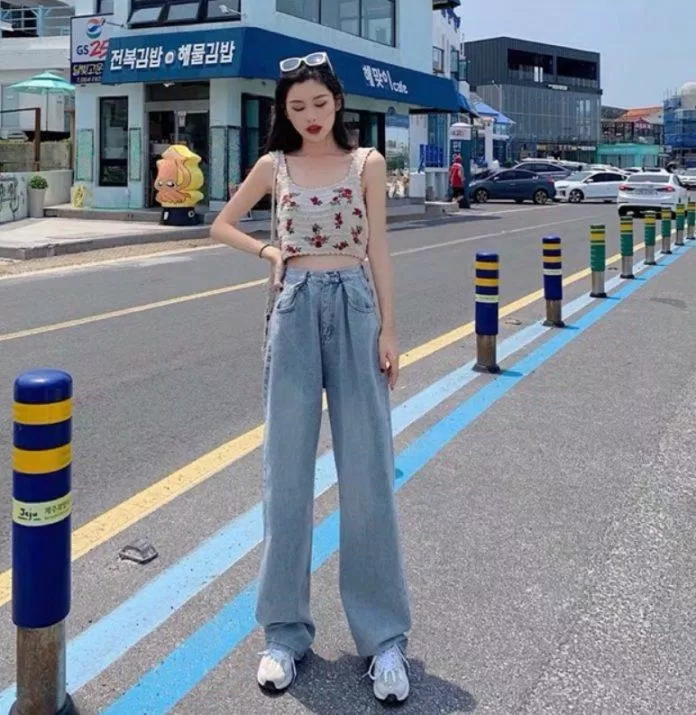 Thử mix cùng áo hai dây họa tiết (Nguồn: Internet) Thử mix cùng áo hai dây họa tiết (Nguồn: Internet)