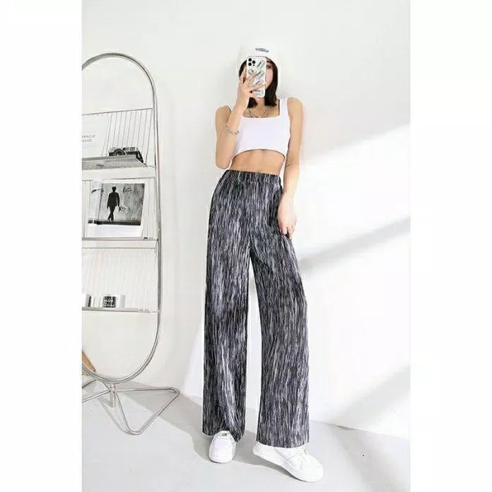 Quần ống rộng họa tiết nổi bật (Nguồn: Internet) Quần ống rộng họa tiết nổi bật (Nguồn: Internet)