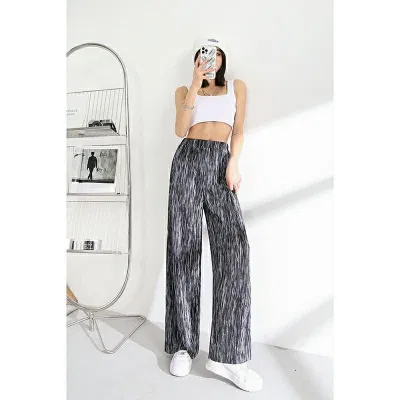 Quần ống rộng họa tiết nổi bật (Nguồn: Internet) Quần ống rộng họa tiết nổi bật (Nguồn: Internet)