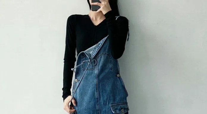 Mix quần yếm và áo đen (Nguồn: Internet) Mix quần yếm và áo đen (Nguồn: Internet)