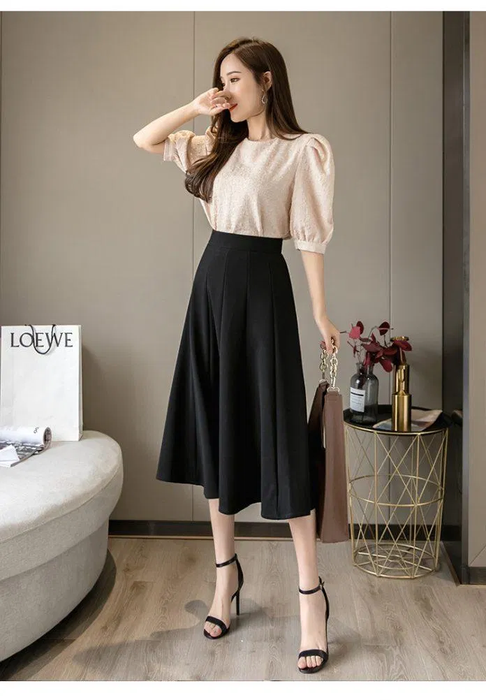 Phối chân váy bồng nhẹ nhàng cùng áo cổ tròn nhã nhặn (Nguồn: Internet) Phối chân váy bồng nhẹ nhàng cùng áo cổ tròn nhã nhặn (Nguồn: Internet)