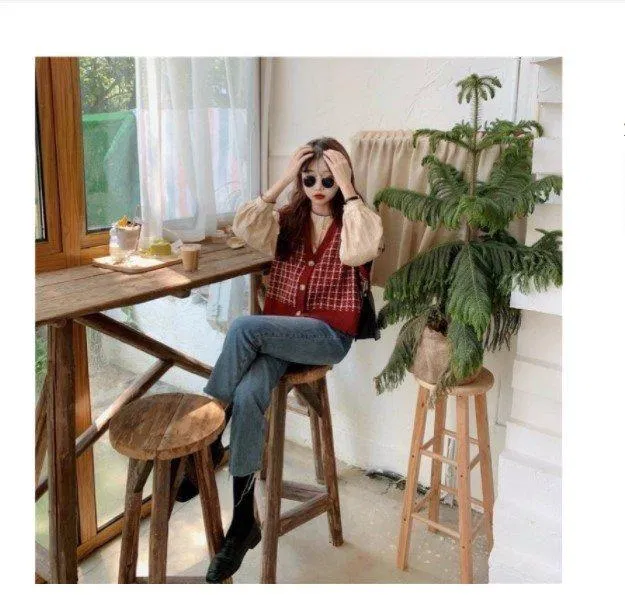 Phối áo gile đỏ nổi bật (Nguồn: Intenet) Phối áo gile đỏ nổi bật (Nguồn: Intenet)