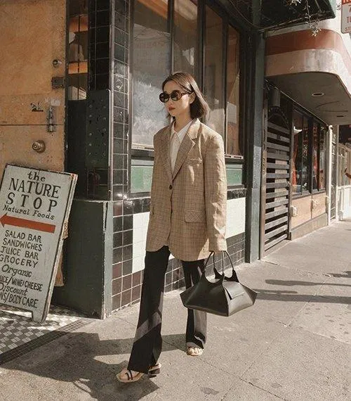 Đậm chất vintage với blazer rộng (Nguồn: Internet) Đậm chất vintage với blazer rộng (Nguồn: Internet)