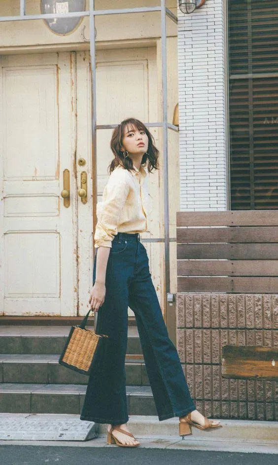 Một set đồ đậm chất vinatge với áo sơ mi và quần jean ống rộng (Nguồn: Internet) Một set đồ đậm chất vinatge với áo sơ mi và quần jean ống rộng (Nguồn: Internet)