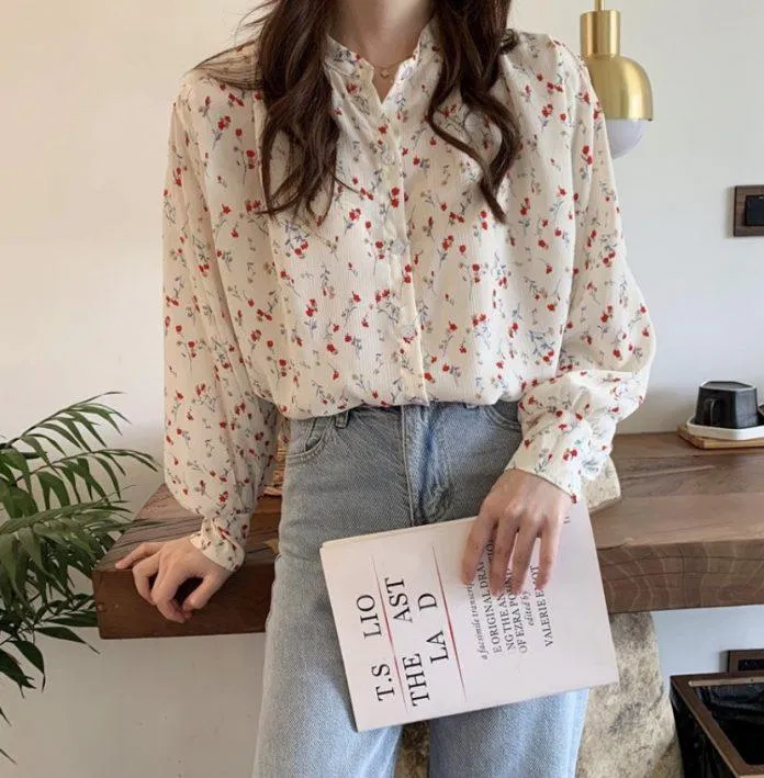 Áo sơ mi hoa nhí phối quần jean đơn giản (Nguồn: Internet) Áo sơ mi hoa nhí phối quần jean đơn giản (Nguồn: Internet)