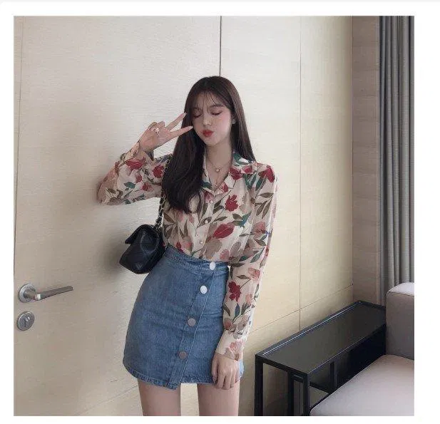 Thử họa tiết lớn hơn mix với chân váy jean (Nguồn: Internet) Thử họa tiết lớn hơn mix với chân váy jean (Nguồn: Internet)