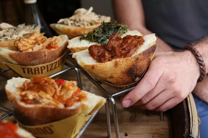 Những miếng bánh pizza trông như sandwich của Trapizzino (Ảnh: Internet). Những miếng bánh pizza trông như sandwich của Trapizzino (Ảnh: Internet).