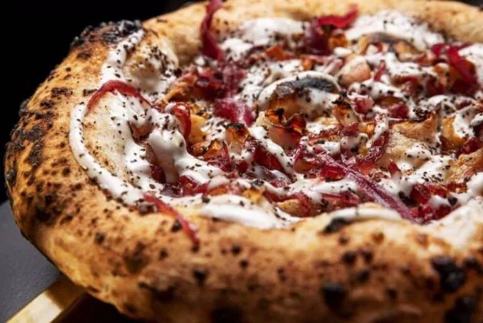 Mỗi tiệm pizza lại có công thức riêng cho món đặc sản lừng danh này (Ảnh: Internet). Mỗi tiệm pizza lại có công thức riêng cho món đặc sản lừng danh này (Ảnh: Internet).