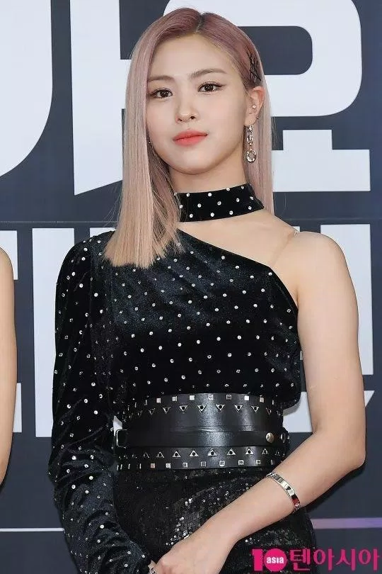 Ryujin mặc trang phục giống tiền bối Momo TWICE (Ảnh: Internet)