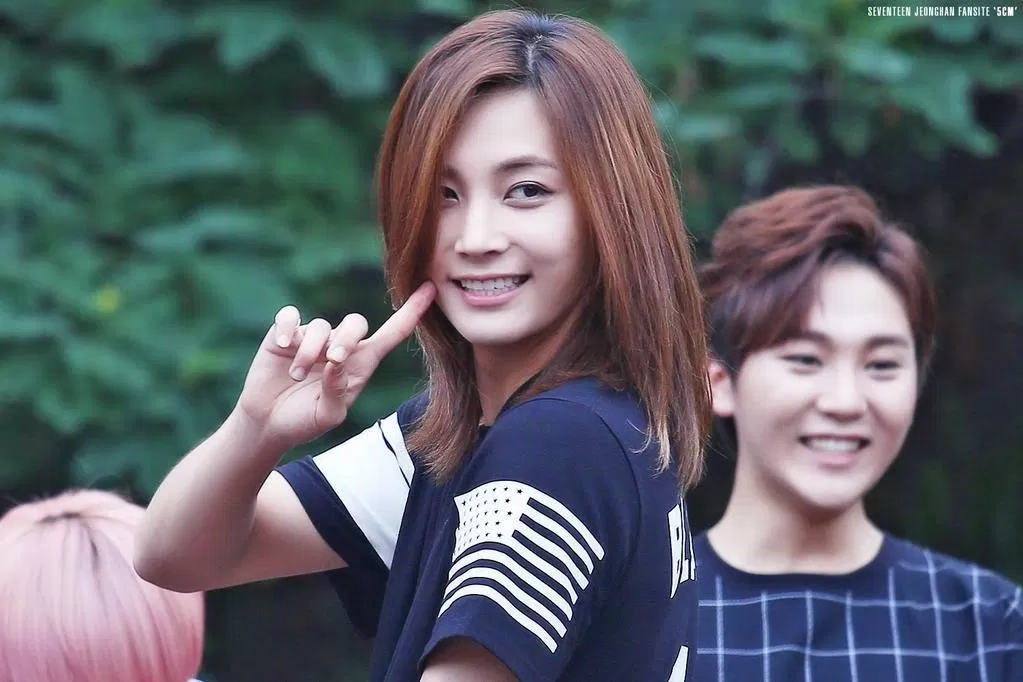 Mái tóc dài màu nâu hạt dẻ của Jeonghan trong "Adore U" (Nguồn: SEVENTEEN FANSITE "SCM")