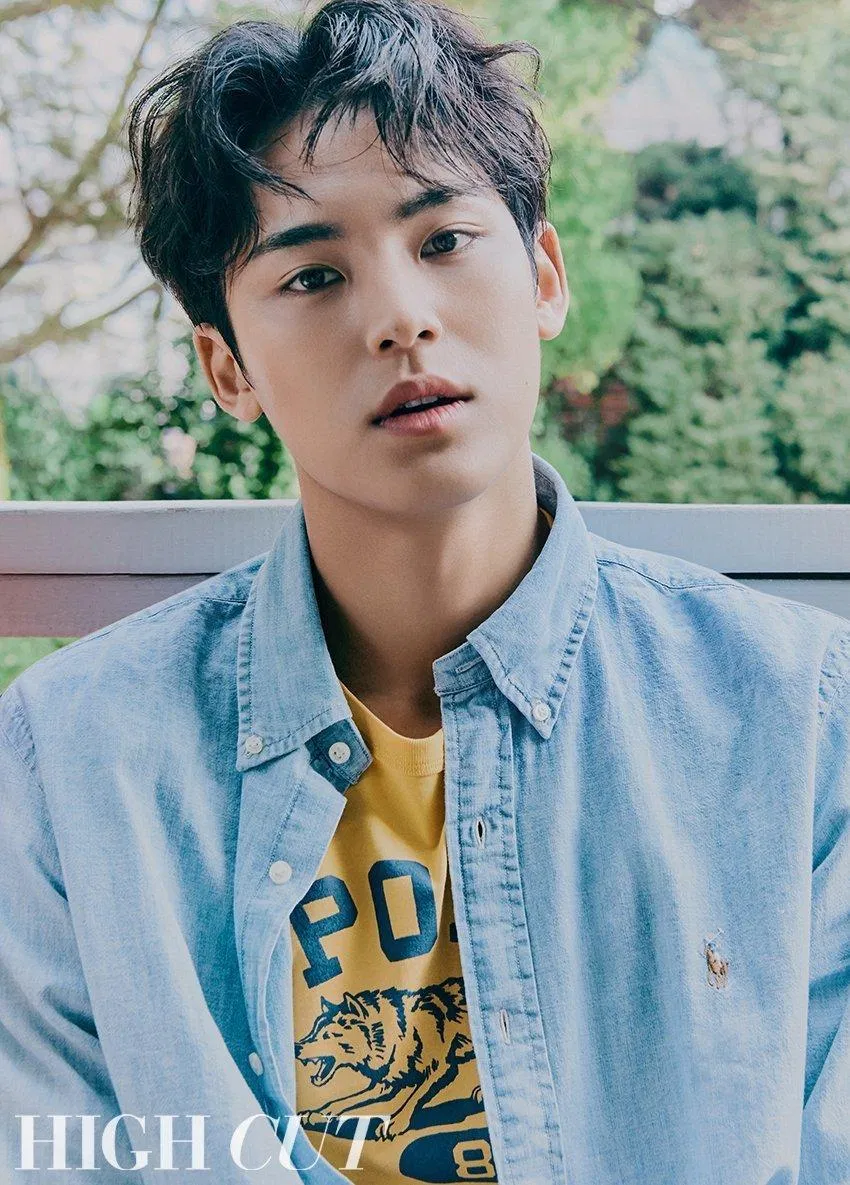 Mingyu của SEVENTEEN gần đây đã tham gia vào một bộ ảnh với màn thể hiện xuất sắc cũng như một cuộc phỏng vấn thú vị với 1st Look Korea! Trong cuộc phỏng vấn của mình, Mingyu đã thảo luận về nhóm của anh ấy và nhiều thành viên trong nhóm! (Nguồn: internet)