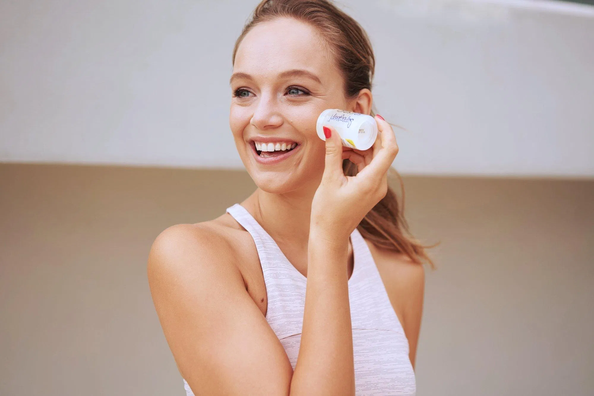 Bạn nên thoa lại kem chống nắng cách 2-4 tiếng trong ngày để đảm bảo da được bảo vệ tôi ưu nhất (Nguồn: Internet).