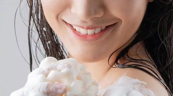 Sữa tắm Olay có khả năng tạo bọt vừa phải giúp làm sạch da cực kỳ hoàn hảo ( Nguồn: internet)