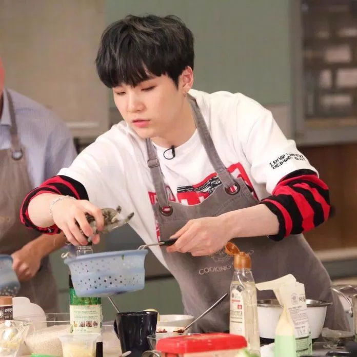 Suga luôn sắp xếp thời gian thích hợp để nấu ăn cho các thành viên (Ảnh: Internet)