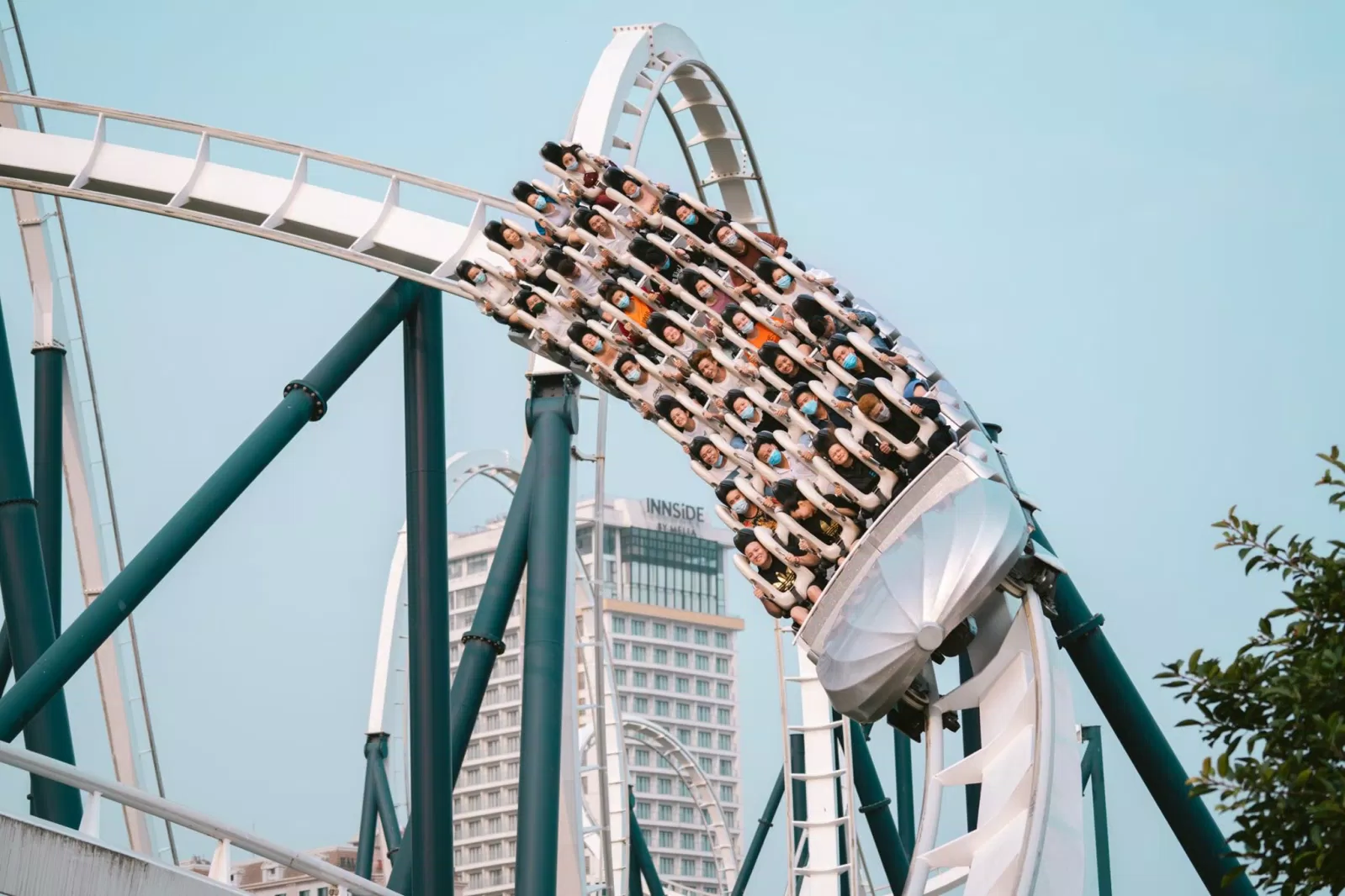 Trải nghiệm trò chơi cảm giác mạnh Phi long thần tốc tại cong viên rồng (nguồn: Internet)