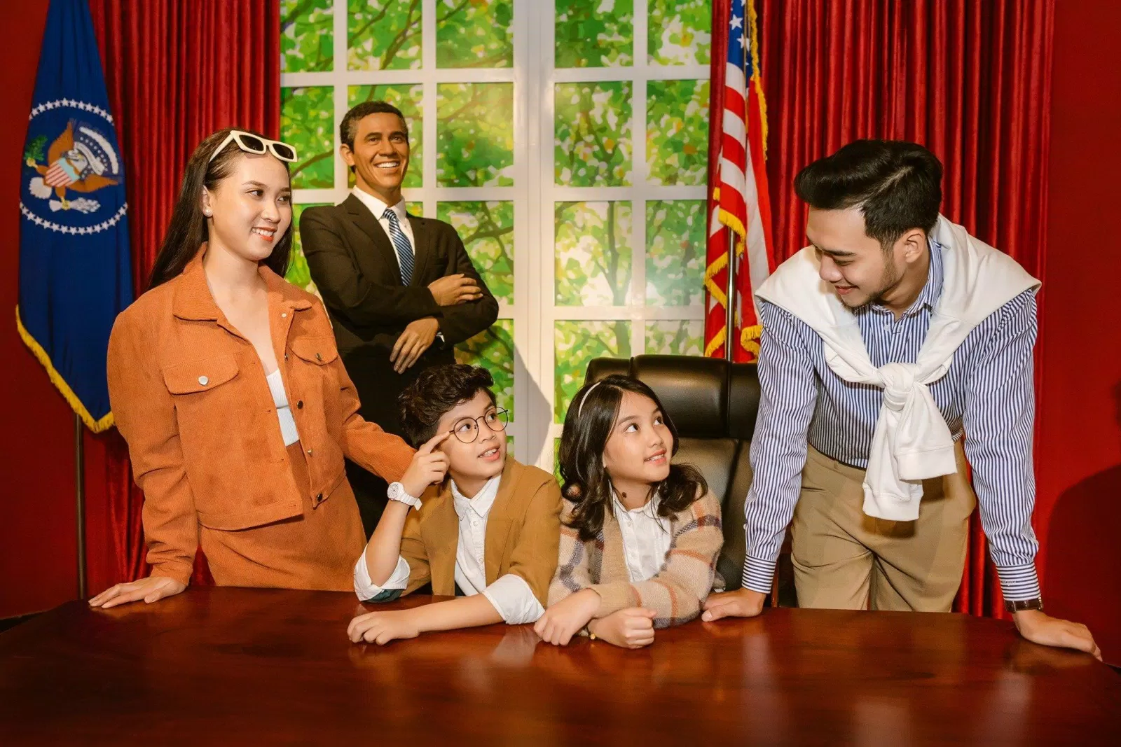 Check in tại khu trưng bày tượng sáp cùng những nhân vật nổi tiếng (nguồn: Fanpage Sun World Hạ Long Complex)