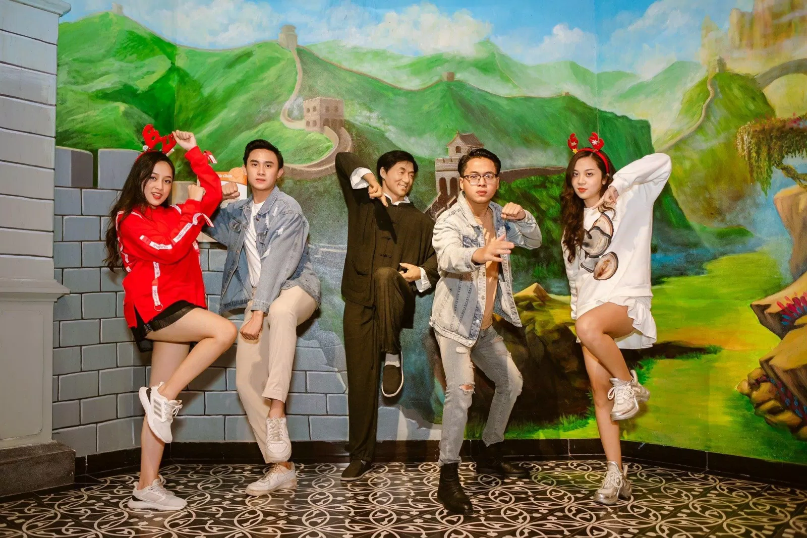 Vào khu trưng bày tượng sáp như ngỡ được gặp các nhân vật nổi tiếng (nguồn: Fanpage Sun World Hạ Long Complex)