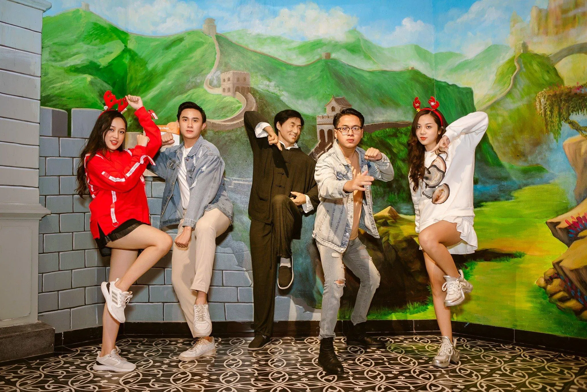 Vào khu trưng bày tượng sáp như ngỡ được gặp các nhân vật nổi tiếng (nguồn: Fanpage Sun World Hạ Long Complex)