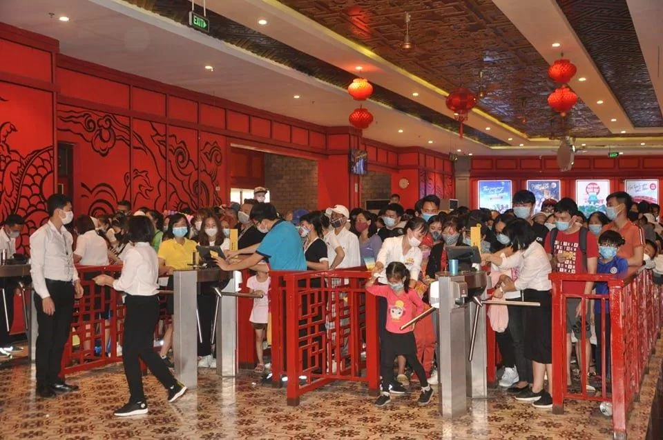 Mọi người check in để lên ga cáp treo (nguồn: BlogAnChoi)