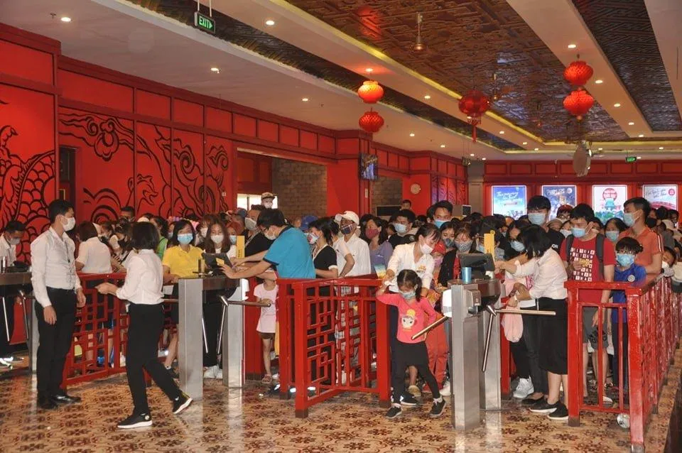 Mọi người check in để lên ga cáp treo (nguồn: BlogAnChoi)