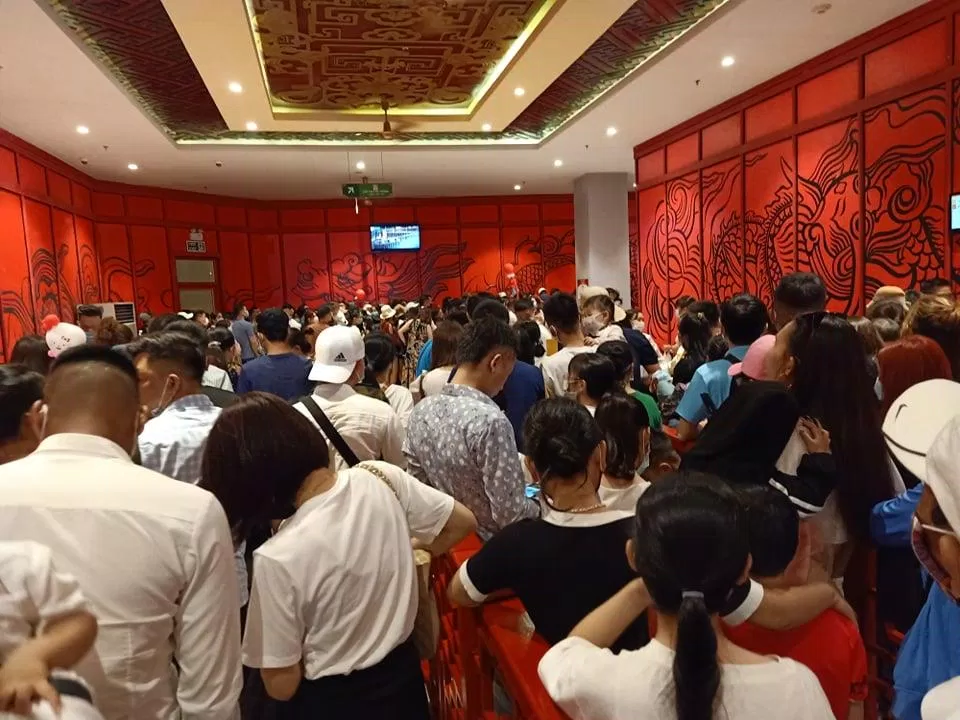 Lối lên ga cáp treo chật kín người (nguồn: BlogAnChoi)