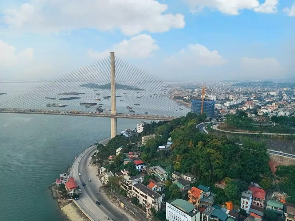 1 góc view cầu Bãi Cháy và vịnh Hạ Long xinh đẹp từ cáp treo nhìn xuống (nguồn: BlogAnChoi)