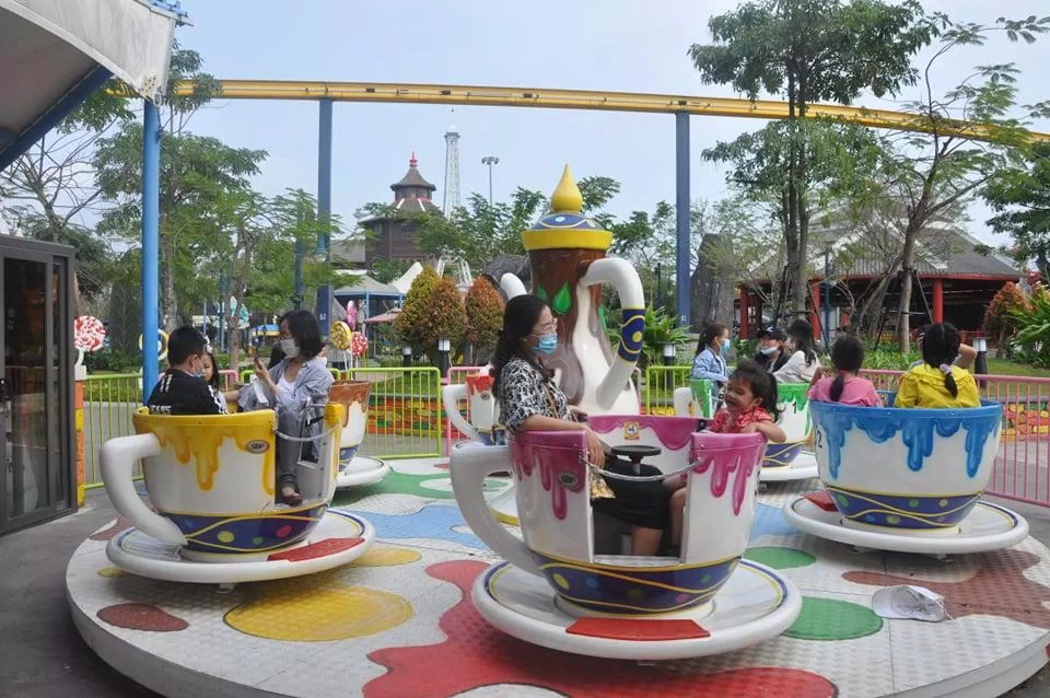 Trò chơi chiếc cốc phù hợp với các bạn nhỏ và phải có phụ huynh đi kèm (nguồn: BlogAnChoi)