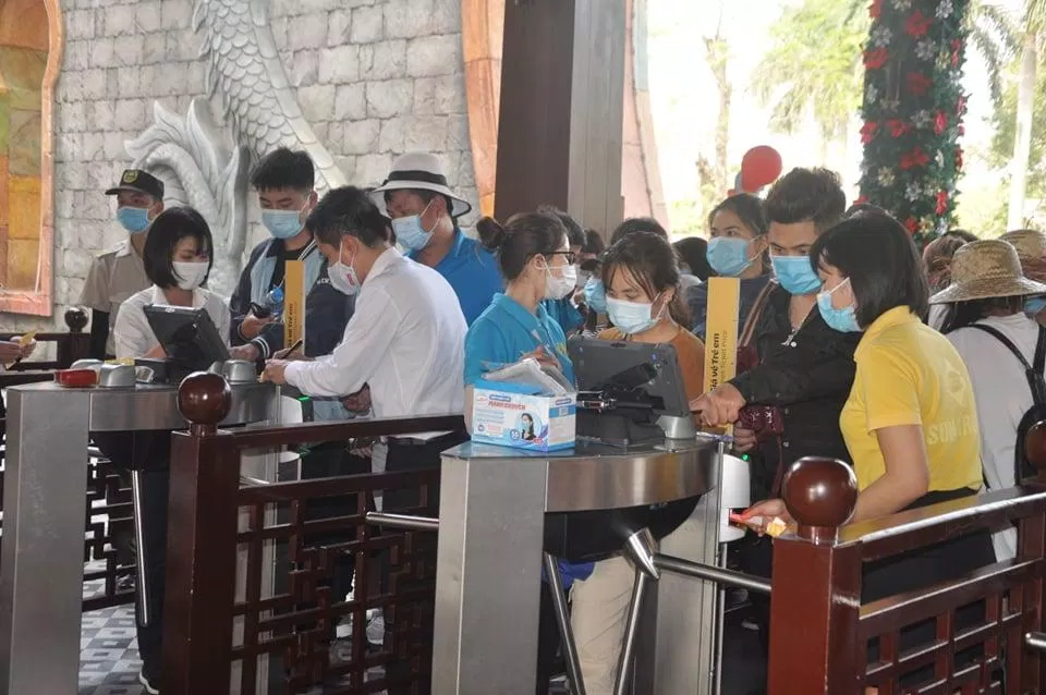 Mọi người xếp hàng vào công viên rồng rất đông, vẫn đeo khẩu trang phòng chống dịch (nguồn: BlogAnChoi)