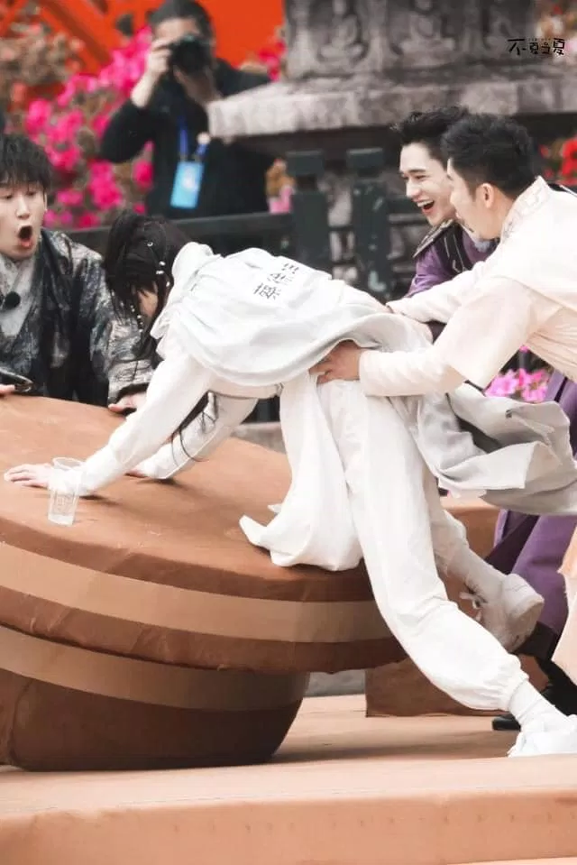 Rất may là có chú Lý và Húc Hi đệ đệ đỡ nên "Thái công tử" vẫn bình an. (Nguồn: Internet) Rất may là có chú Lý và Húc Hi đệ đệ đỡ nên "Thái công tử" vẫn bình an. (Nguồn: Internet)