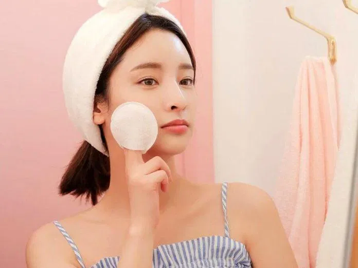 Tẩy trang sau khi sử dụng kem chống nắng giúp làn da thêm thông thoáng (ảnh: internet)