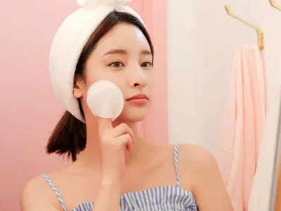 Tẩy trang sau khi sử dụng kem chống nắng giúp làn da thêm thông thoáng (ảnh: internet)