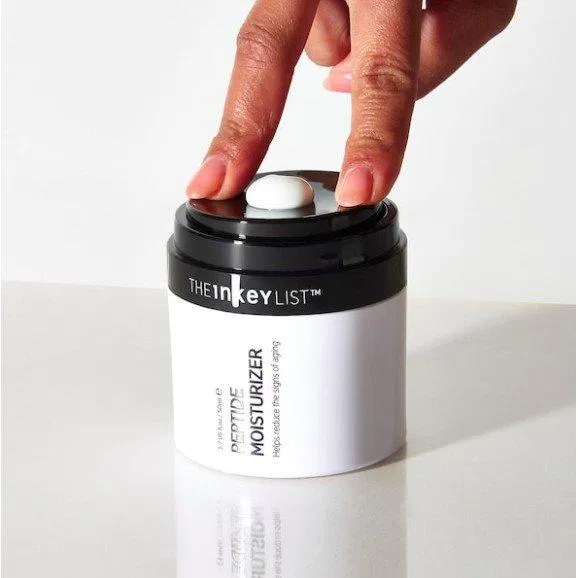 The Inkey List Peptide Moisturizer có thiết kế thông minh giúp bảo vệ sản phẩm khỏi vi khuẩn và không khí (Nguồn: Internet)
