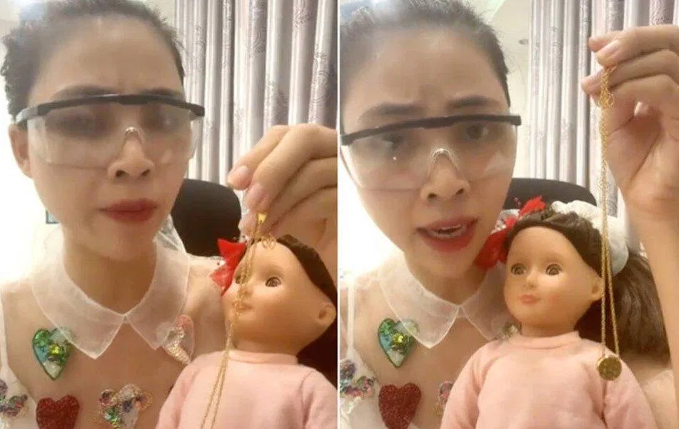 Youtuber Thơ Nguyễn ôm búp bê Kuman Thong xưng hô "mẹ - con" khiến người xem rợn người. (Nguồn: Internet)
