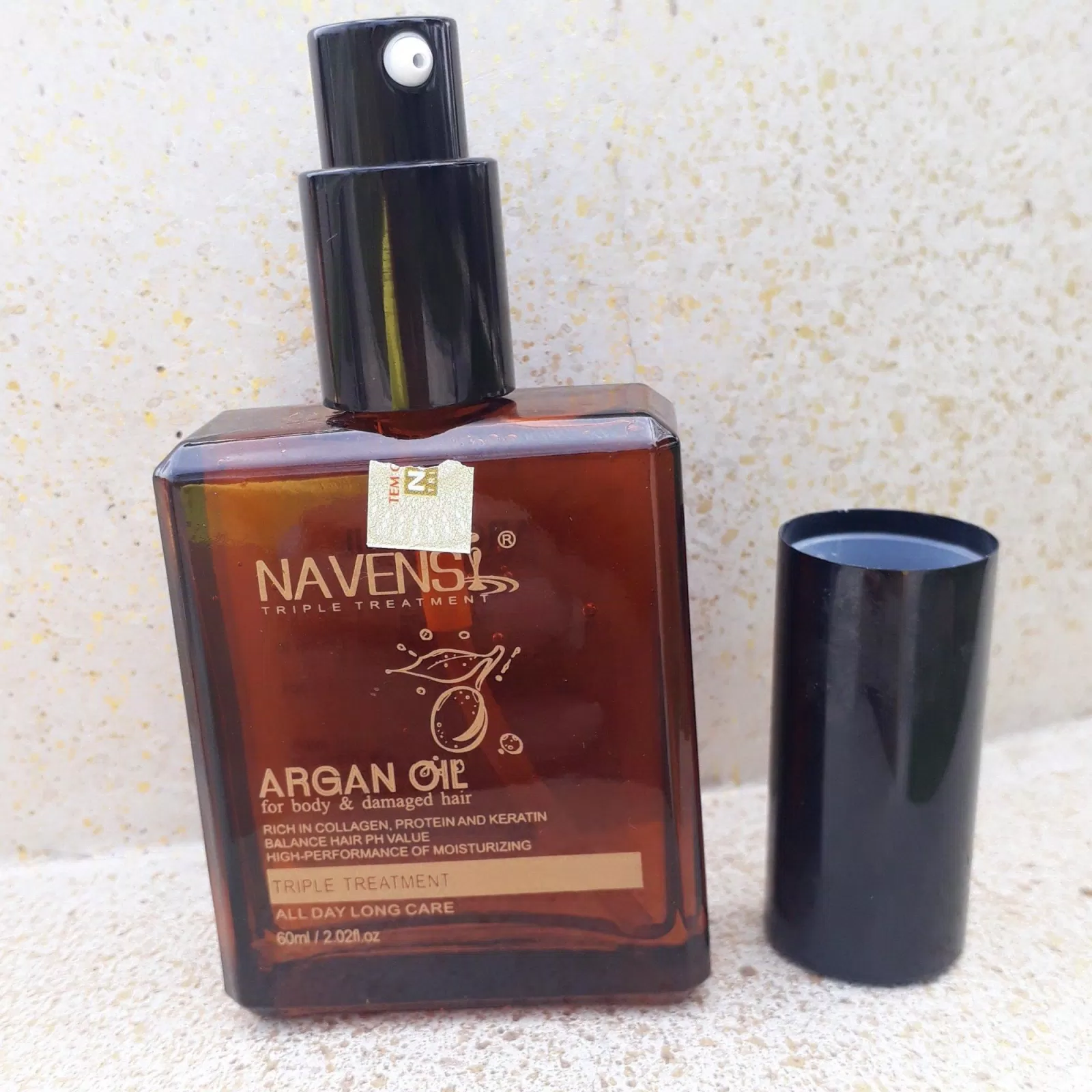 Miệng chai dạng vòi vòi xịt nối tiếp với ống hút nhựa mềm mại giúp dễ dàng định lượng và lấy dưỡng chất khi sử dụng (ảnh: BlogAnChoi).