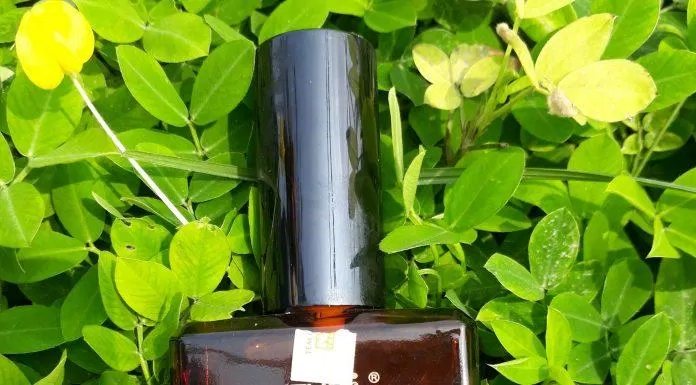 Chai tinh dầu có hình dáng đặc biệt, gần giống với mẫu mã chai nước hoa dành cho nam giới (ảnh: BlogAnChoi).