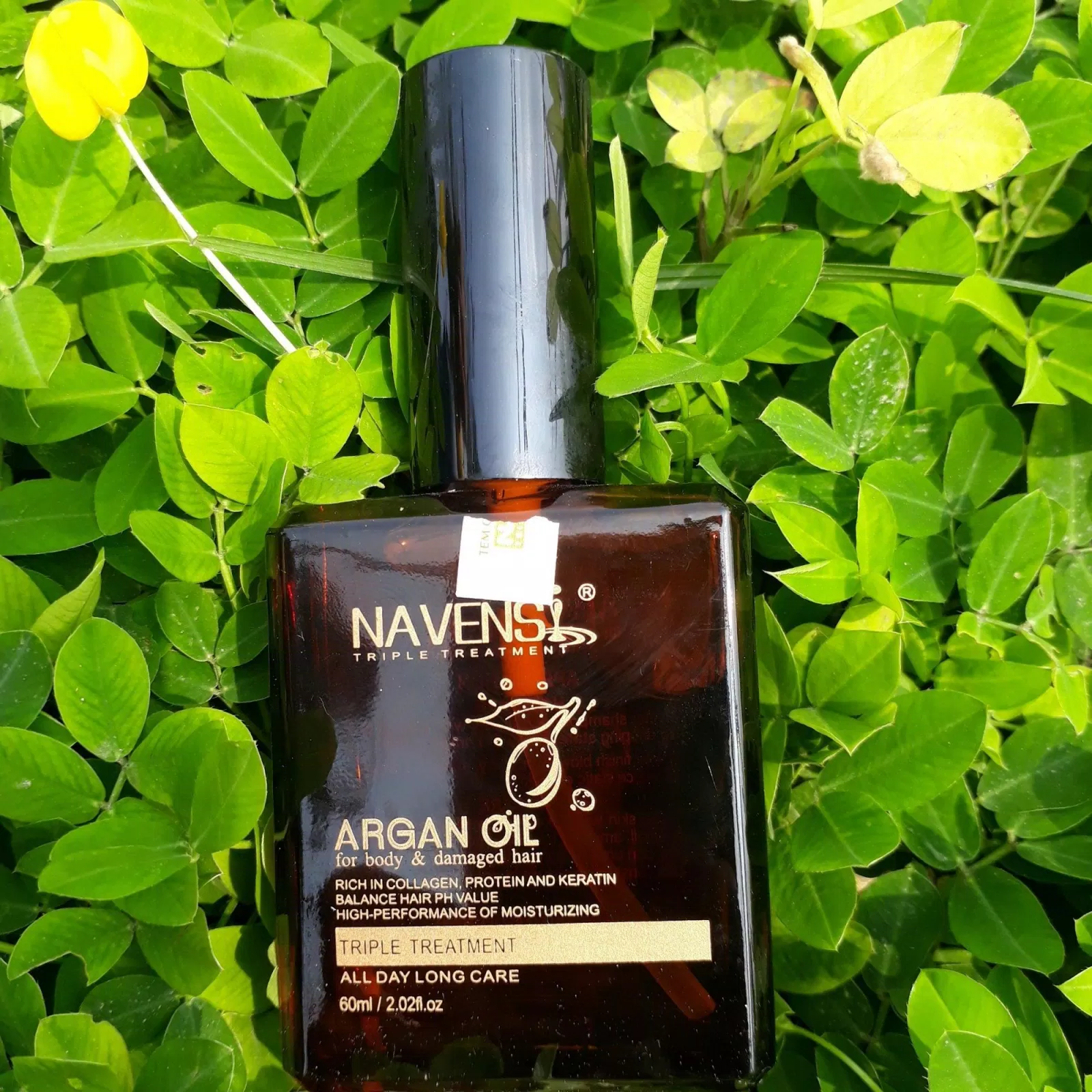 Chai tinh dầu có hình dáng đặc biệt, gần giống với mẫu mã chai nước hoa dành cho nam giới (ảnh: BlogAnChoi).