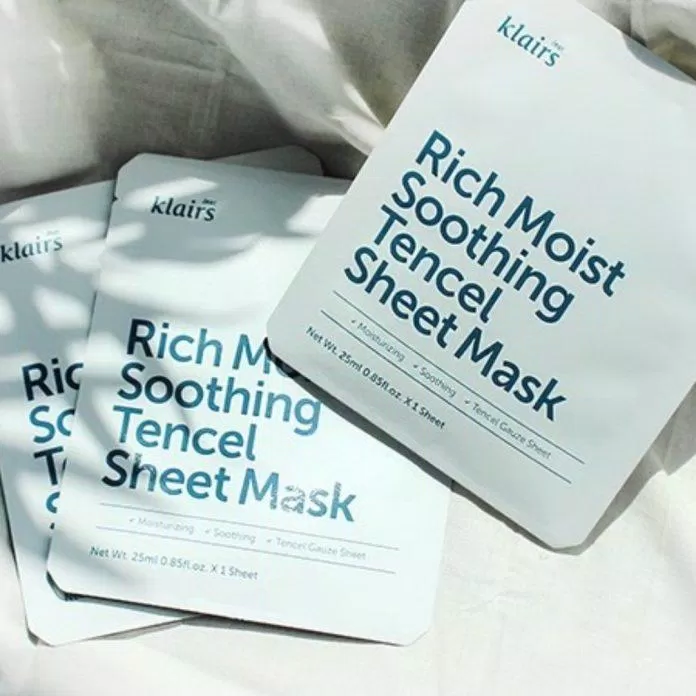 Mặt nạ Klairs Rich Moist Soothing Sheet Mask chứa hàng loạt các thành phần giúp dưỡng ẩm sâu cho da từ bên trong (Nguồn: Internet).