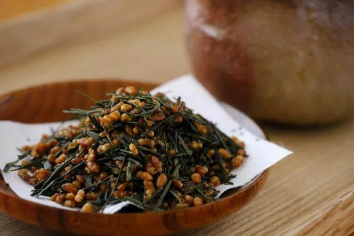 Có thể thấy những hạt gạo trộn lẫn trong lá trà (Ảnh: Internet).