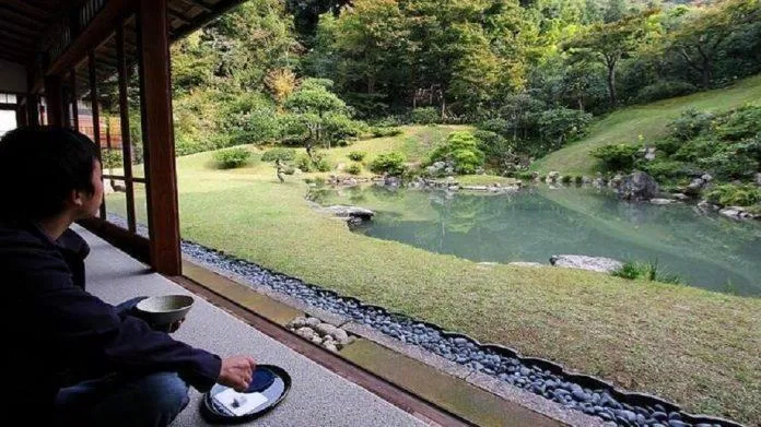 Thưởng trà trong khung cảnh thiên nhiên tại đền Kannonin ở Tottori (Ảnh: Internet).