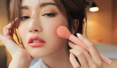 Thoa kem chống nắng trước khi trang điểm là quy tắc cơ bản mà các cô nàng cần biết (ảnh: internet)