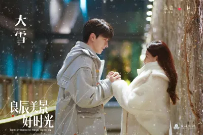 Khoảnh khắc tay nắm tay ngọt ngào