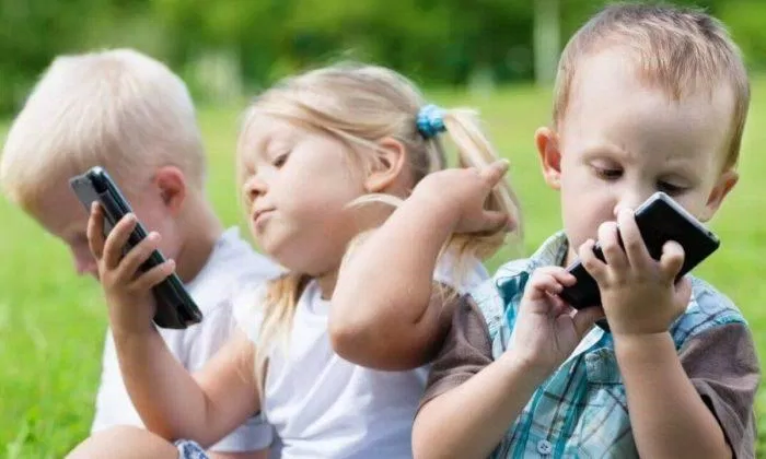 Chúng ta đang nuôi dạy một thế hệ "Những đứa trẻ sử dụng điện thoại thông minh"?  (Ảnh Internet)