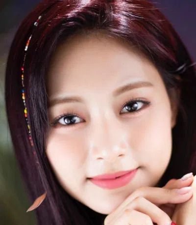 Đôi mắt của nữ idol tỏa ra sự mê hoặc có thể làm bừng sáng cả sân khấu. (Nguồn: Internet) Đôi mắt của nữ idol tỏa ra sự mê hoặc có thể làm bừng sáng cả sân khấu. (Nguồn: Internet)