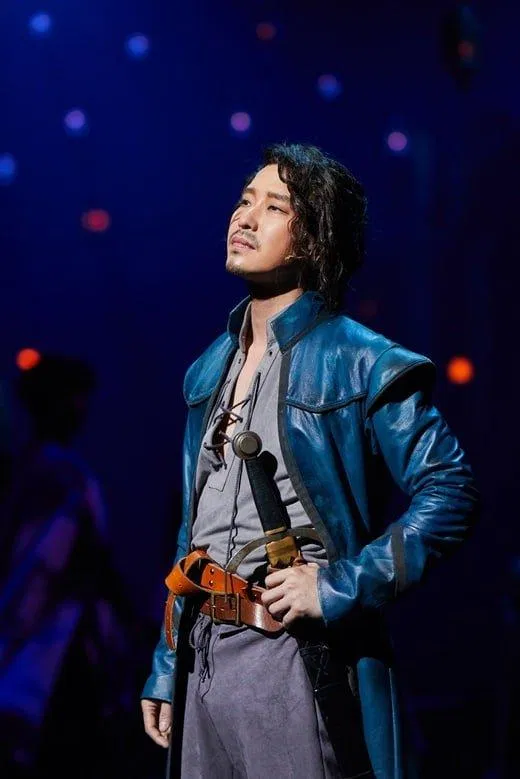 Uhm Ki Joon thể hiện khả năng ca hát tuyệt vời của mình khi làm diễn viên nhạc kịch. (Nguồn: Internet)