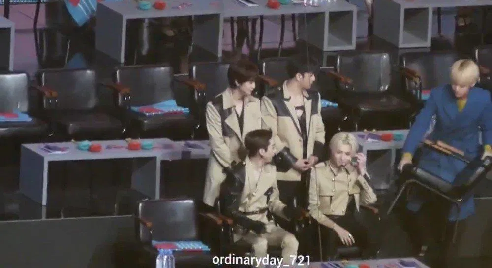 V lấy thêm một ghế để các thành viên có thể ngồi (Ảnh: Internet)